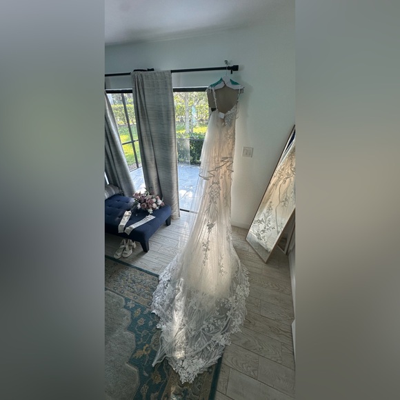 Enzoani Therese sized to 38/28/38 with DD cups in Ivory. - Picture 2 of 12